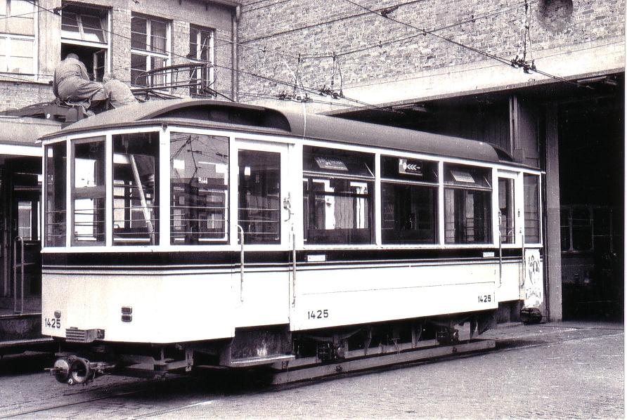 Beiwagen Reihe 1400 im Depot